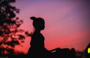 九条情感文案，赶在黎明听风，路途上望月诉往，适合朋友圈的短句