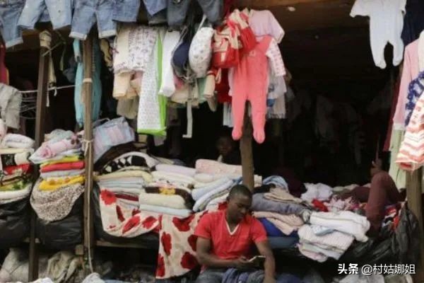 中国无偿捐赠的旧衣服，运到非洲后变成啥了，看完你还捐不捐？