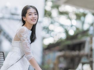 温柔又冷漠的女生 却当众对女孩万般温柔