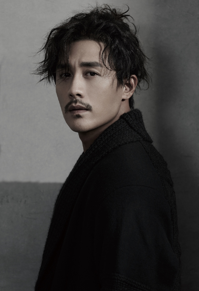 忧郁的男人有魅力吗留着小胡子男人味十足