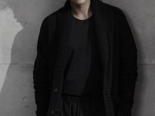 忧郁的男人有魅力吗 留着小胡子男人味十足