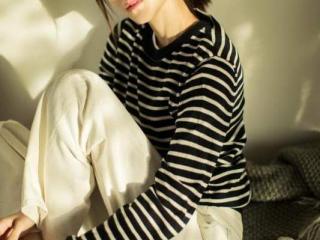 女生有清冷慵懒的气质 穿基础衫清冷高级