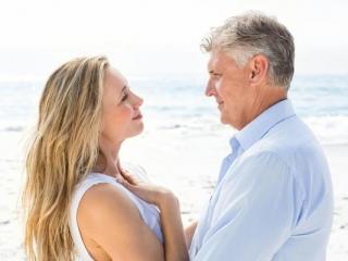 夫妻中年危机怎么解决，中年夫妻的婚姻危机怎么度过