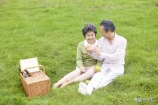 瘫痪老人请保姆还是送养老院，请过保姆住过养老院