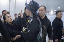 机场骂王力宏的女粉丝，女粉丝机场大骂王力宏负心汉
