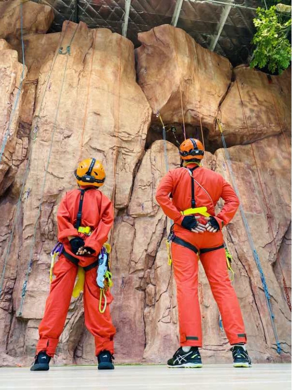 女生喜欢双指探洞吗室内探洞综合攀登飞拉达