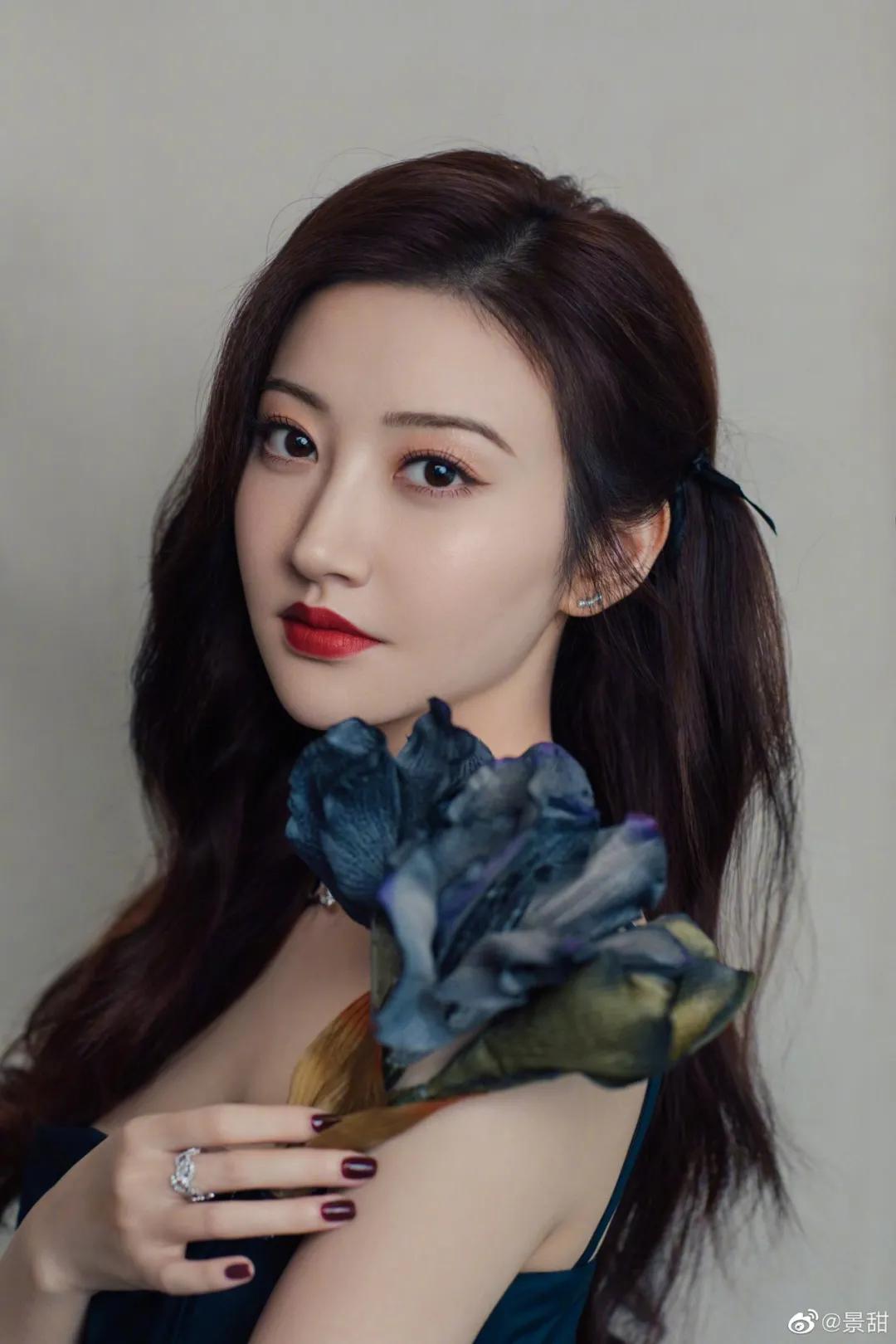 说一个女生长相大气 看起来很贵气的女生长什么样