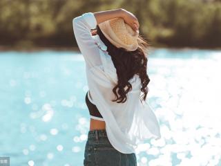 老女人在背后说三道四 一个不能深交的女人