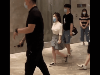 人群中比较显眼的女生 身高一米五穿JK制服十分显眼