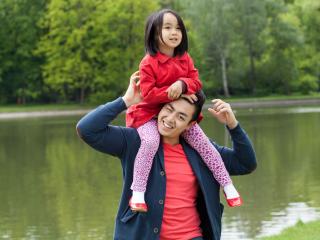 前妻总拿孩子来联系前夫，老是借着女儿的名义联系他