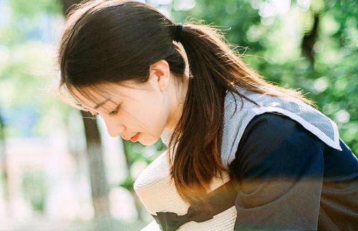 一个男人对你冷暴力，最好反击方式不是一味纠缠，而是做到这三点