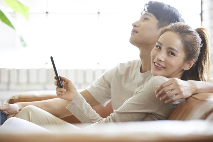 真相和幸福不可兼得，情侣最好别互看手机