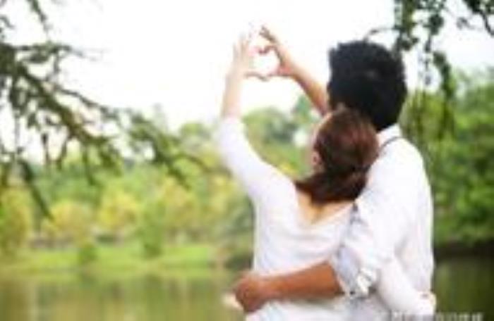 表面对你好心里厌恶你，其实心里根本不爱你