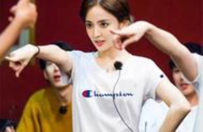 女生莫名其妙不开心怎么哄，女生莫名其妙不开心怎么办