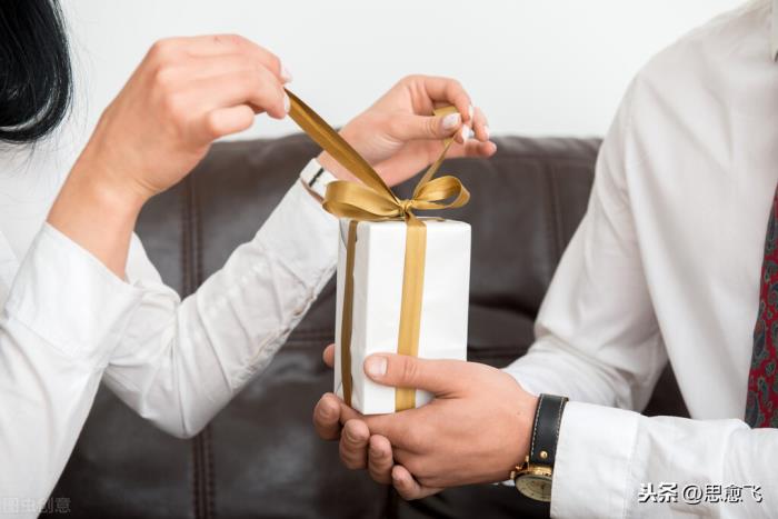 前夫对前妻还有感情的表现（男人离婚后放不下前妻）