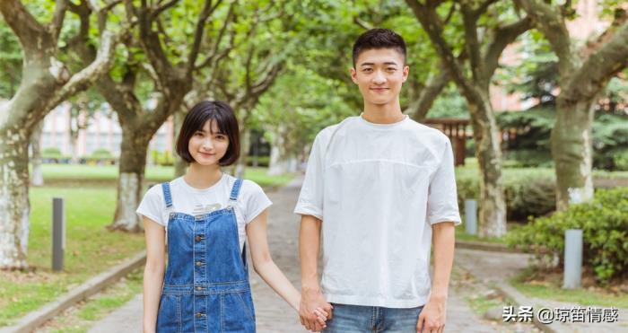 男朋友跟我在一起总玩手机什么心态，男朋友总是背着你玩手机