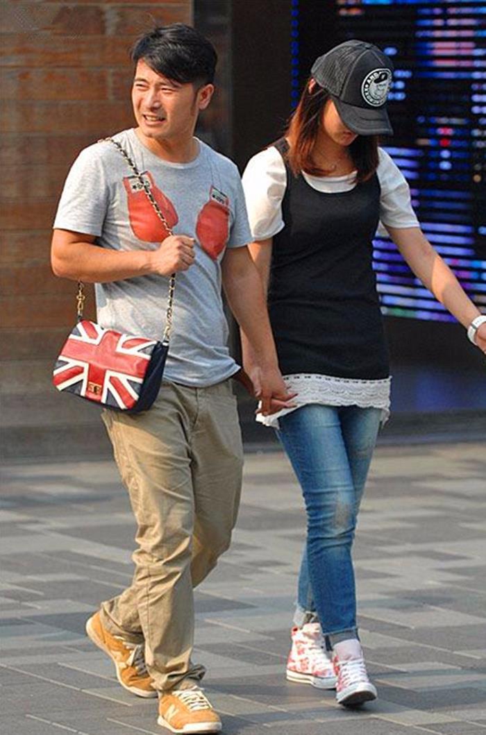 为什么女生喜欢让男生背包包，既然女人出门爱背包