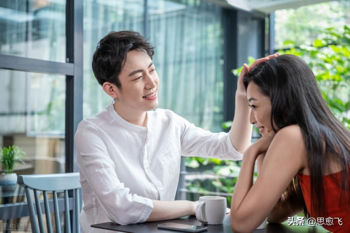 为什么男生喜欢摸女生头发，男生摸女生头代表什么含义