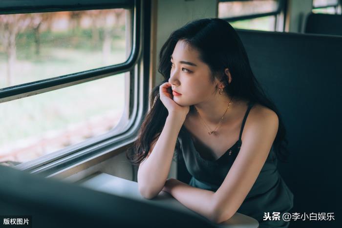 高铁上怎么要女生微信，高铁上面如何搭讪心仪的女孩子