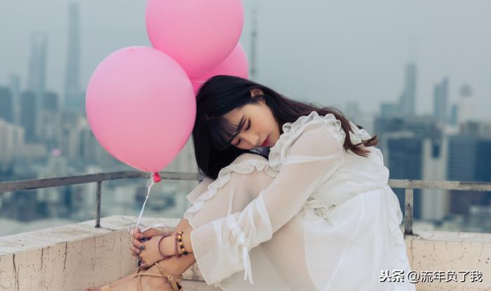 怎么跟刚认识的女生聊天，怎么跟刚加微信的女生聊天