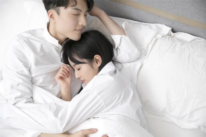 恋爱中该不该花男友的钱，该不该花男人的钱你花钱的方式