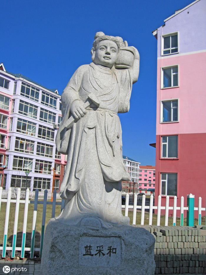 八仙分别为汉钟离,张果老,韩湘子,铁拐李,吕洞宾,何仙姑,蓝采和及曹