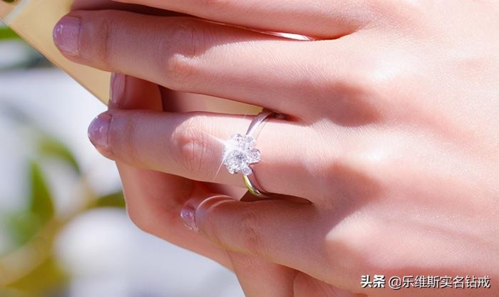 结婚戒指戴哪个手指（不同手指佩戴戒指的含义是什么）