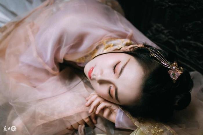 被美女踩在脚下，富少本想着拦住美女玩游戏