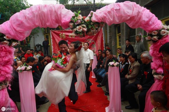 婚礼主持开场白（婚礼的主持人开场白台词）