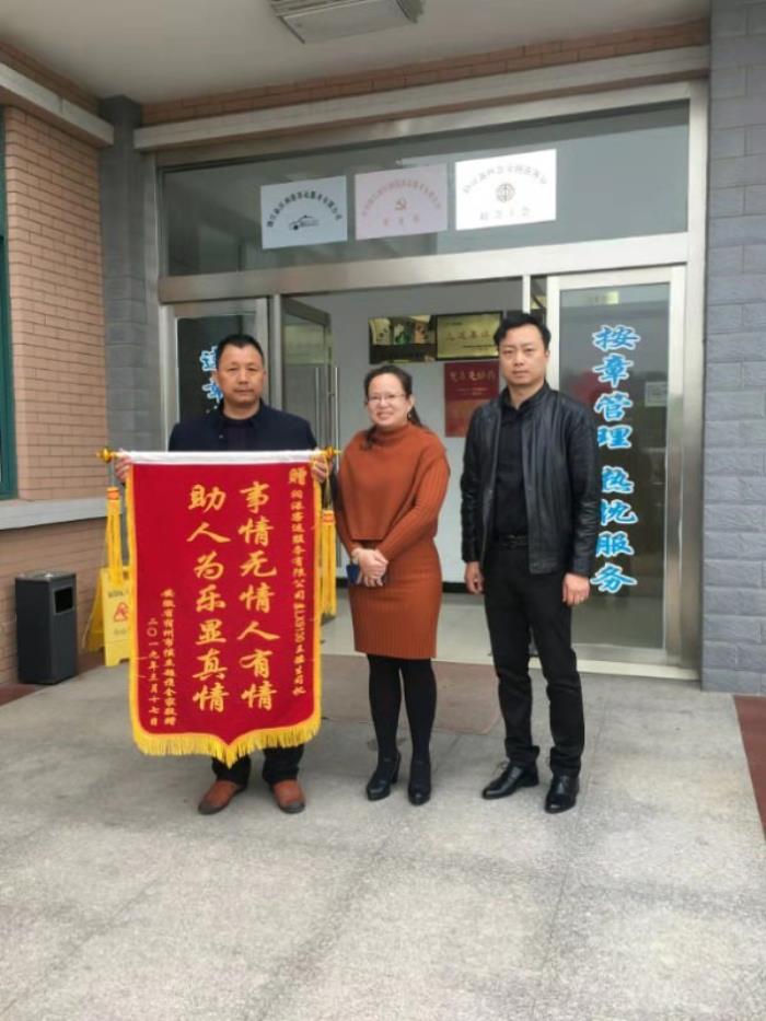 花言巧语哄女孩，男子不断花言巧语哄骗女孩