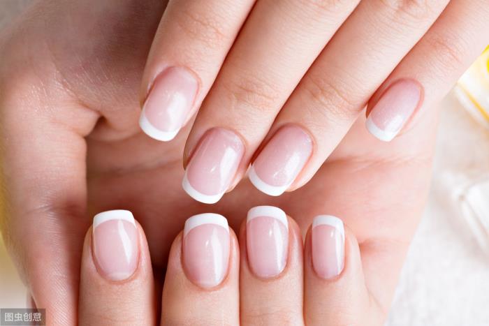 指甲上有白斑（手指甲长白点怎么回事）