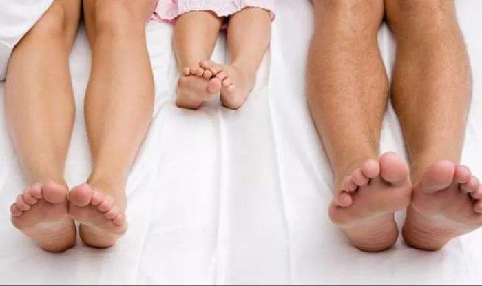 单亲妈妈与儿子（12岁儿子与单亲妈妈同床睡）