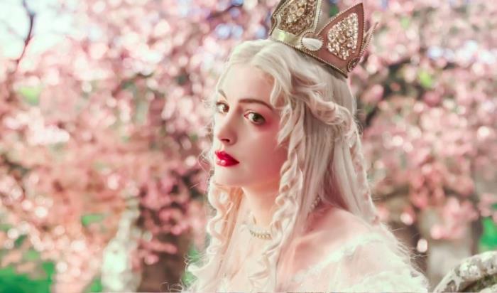 爱丽丝系列的电影很多人都看过吧,安妮·海瑟薇在其中饰演白皇后,开朗