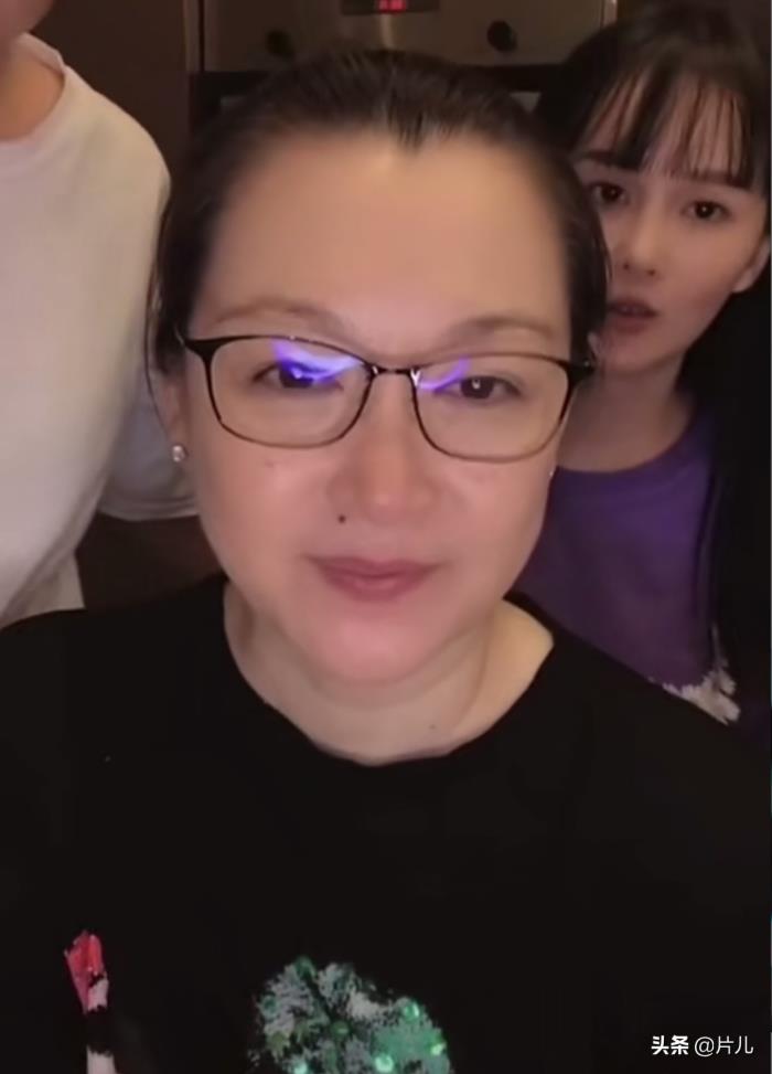 赵本山老婆是谁（赵本山妻子马丽娟直播首秀）