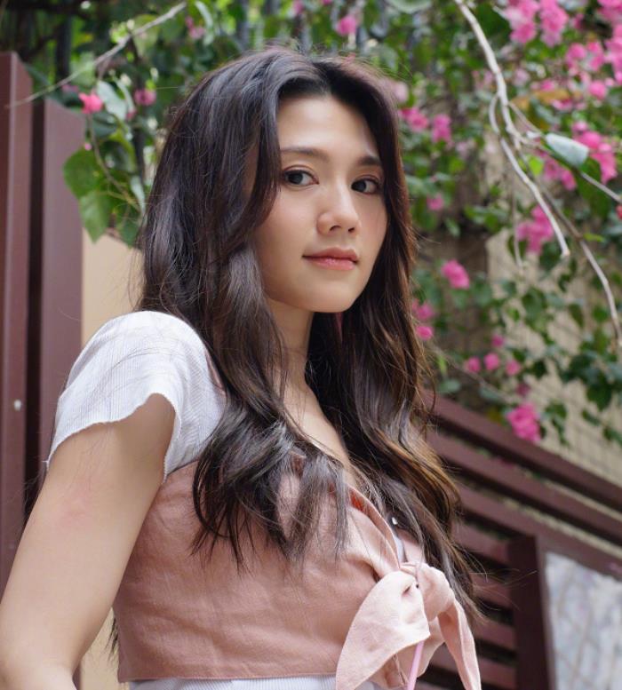 周秀娜个人资料（性感港星周秀娜罕见甜美）