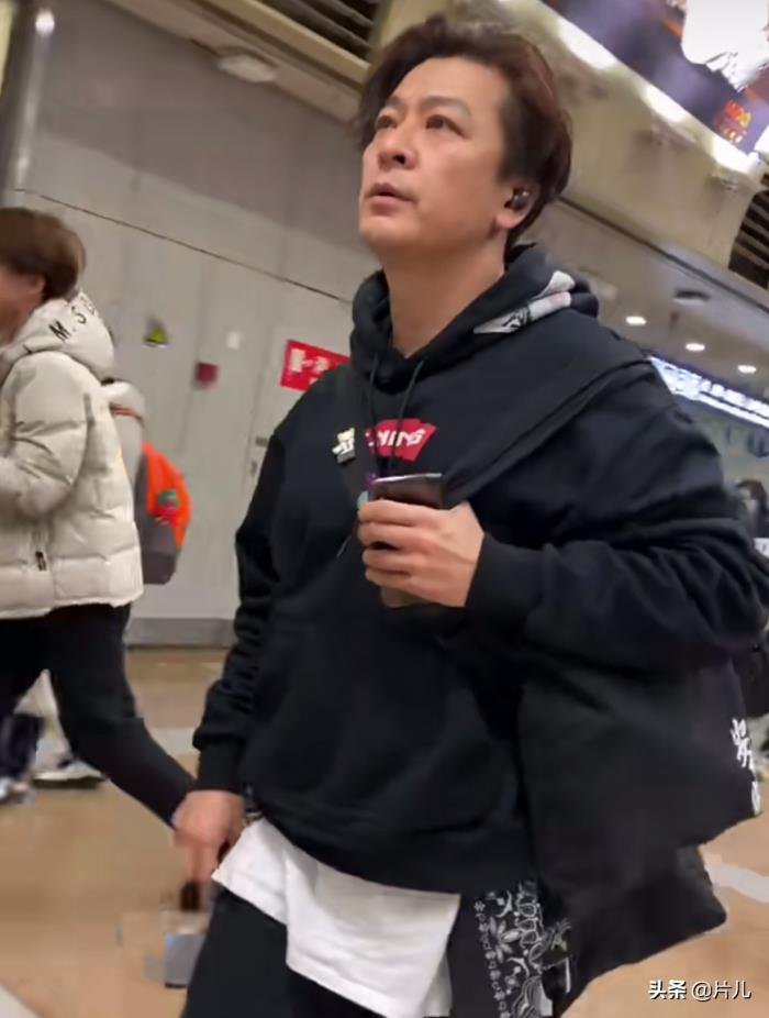 于毅个人资料（42岁于毅现身机场）