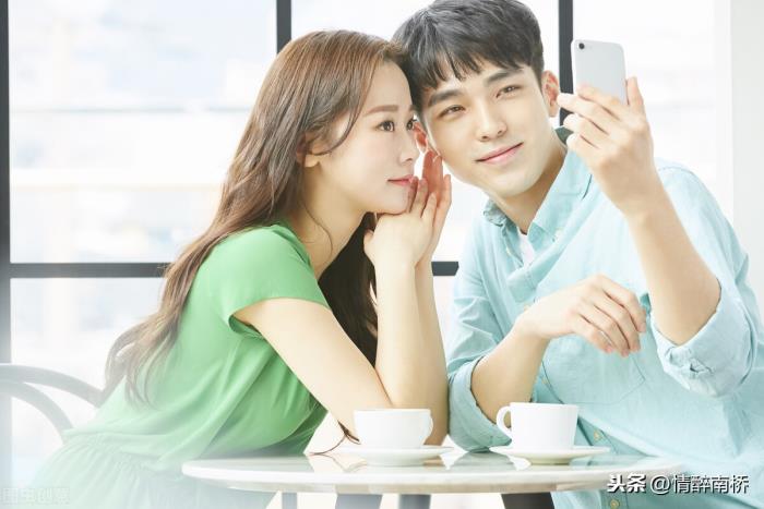 怎么和男朋友聊天，女生和男朋友恋爱时