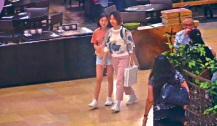 张家辉老婆资料（张家辉妻子关咏荷和女儿逛街）