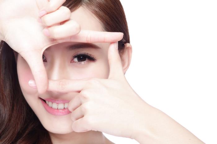 用什么洗脸美白（用什么水洗脸最美白）