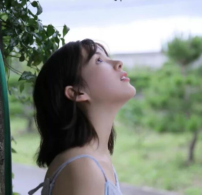 性格偏冷的女生表现，有这3个习惯的高冷女生