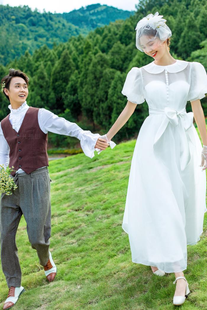 胸小怎么穿婚纱（胸小的新娘应该如何穿婚纱）