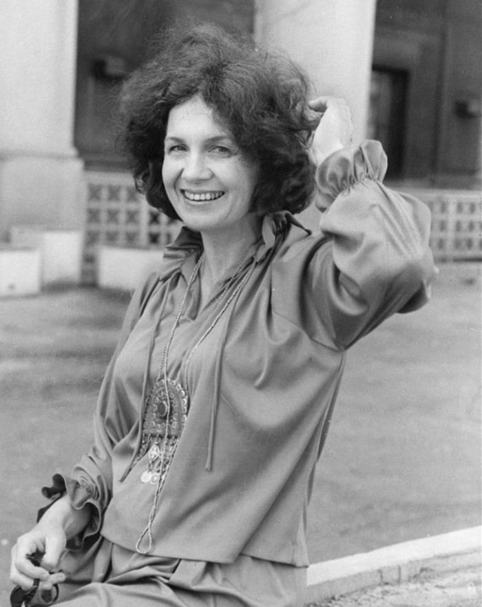 爱丽丝·门罗:带仨娃"挤牙膏式"写作