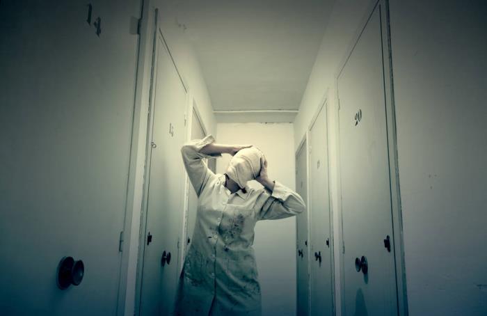 女人梦见蛇是什么意思，女人梦见自己被铁链锁住