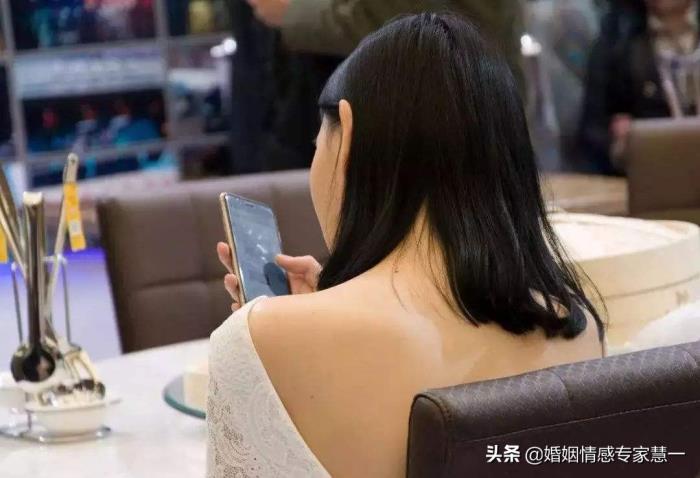 男友还和前女友联系，男友跟前任频繁联系