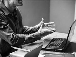 身上长黑痣是什么原因（身上突然长出黑痣是咋回事）