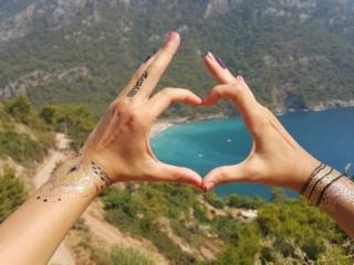 关于爱情的一段话（非常动人的爱情句子）