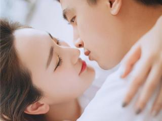 男女接吻教学视频教程，男女接吻时女生回应方法