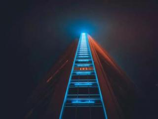 梦见电梯坠落人没事，梦见自己从高空坠落