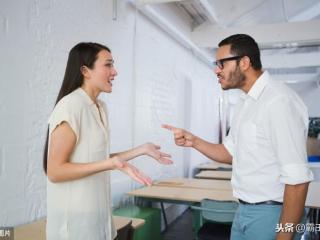 鸡蛋里挑骨头（同事经常鸡蛋里卖弄挑骨头）