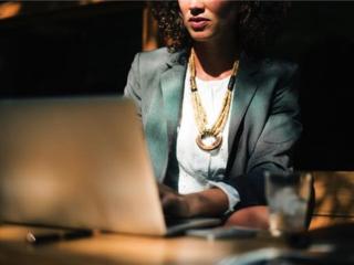 长白发的原因（白发到底是什么原因引起的）